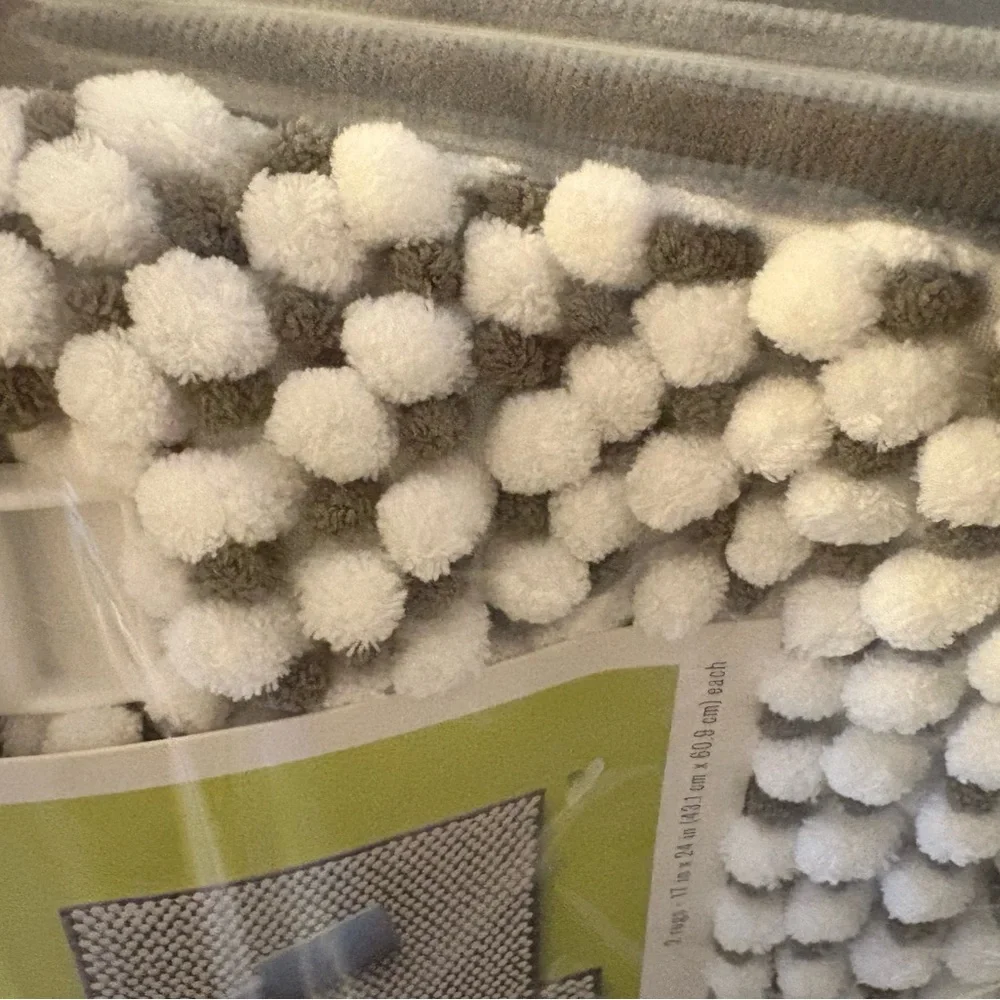 Room Essentials Everyday Chenille Bath Rug Set in Gray